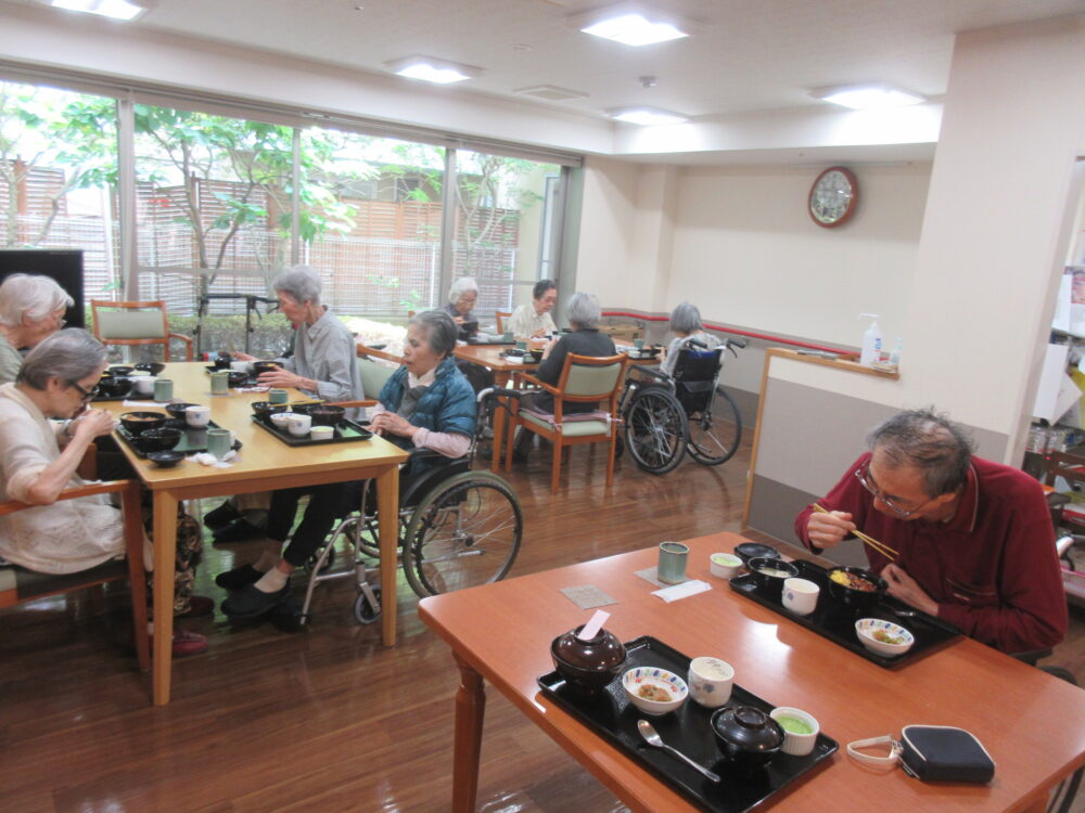 静岡市葵区老人ホーム_夏を彩る季節の食べ物
