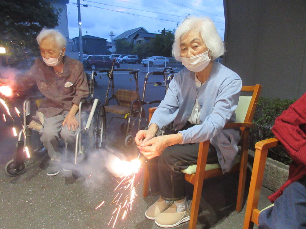静岡市葵区老人ホーム_夏の花火大会