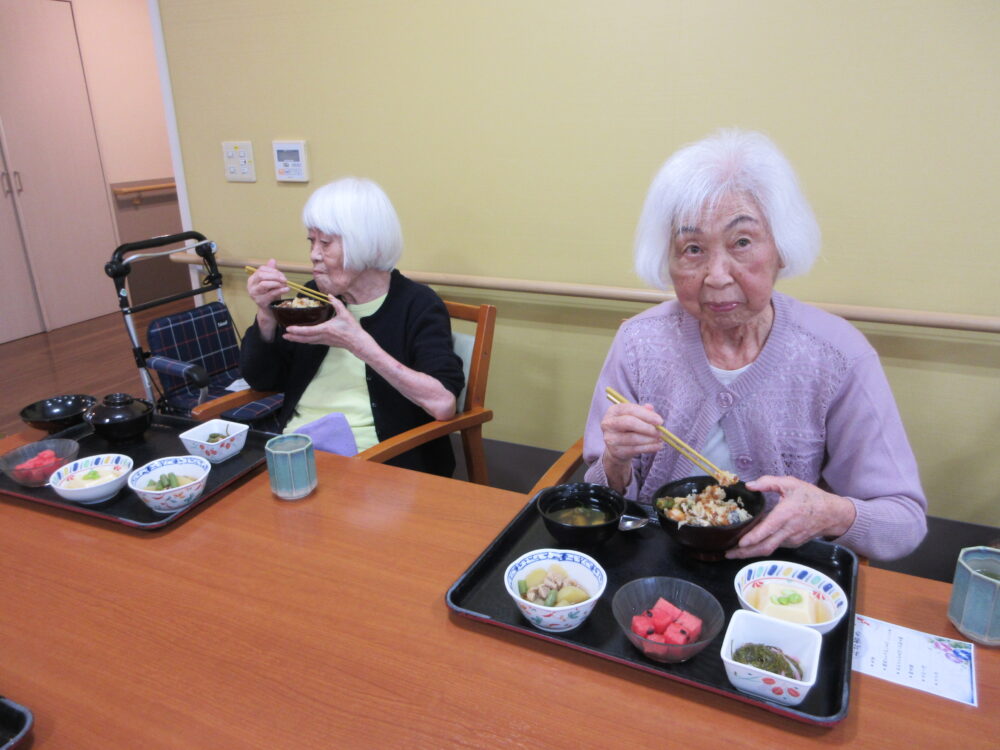 静岡市葵区老人ホーム_夏を彩る季節の食べ物