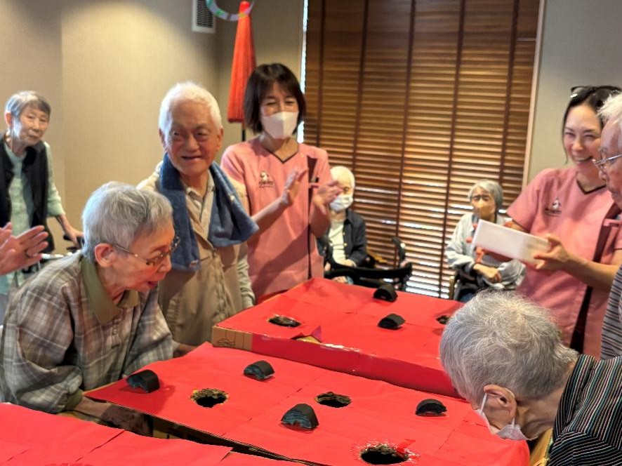 浜松市老人ホーム_海の家　スイカ割り