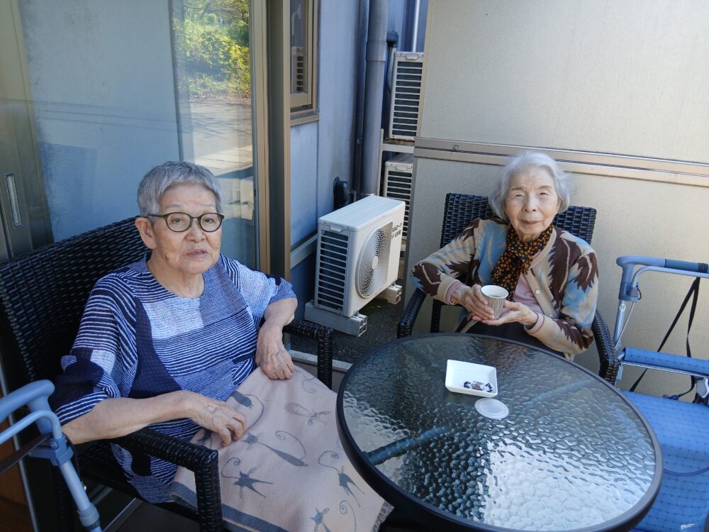 藤枝市老人ホーム_オープンテラスでカフェ気分