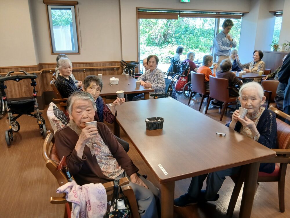 藤枝市老人ホーム_オープンテラスでカフェ気分