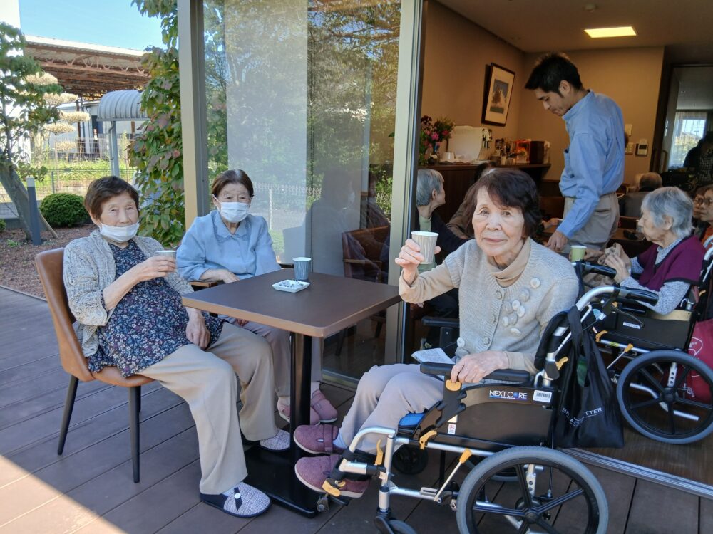 藤枝市老人ホーム_オープンテラスでカフェ気分