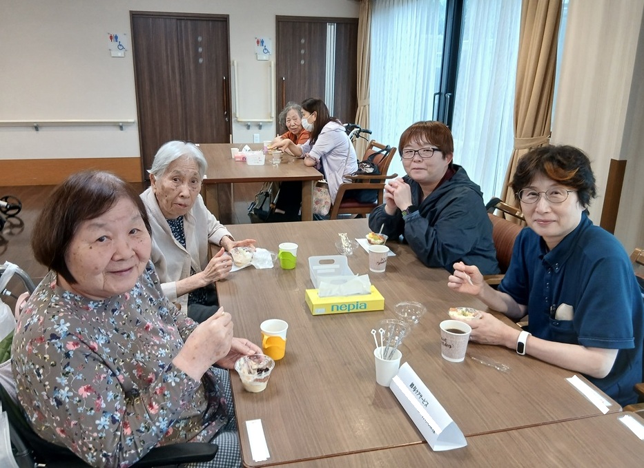 静岡市清水区老人ホーム_ケアマネさんをご招待してのぺんぎんパティシエ