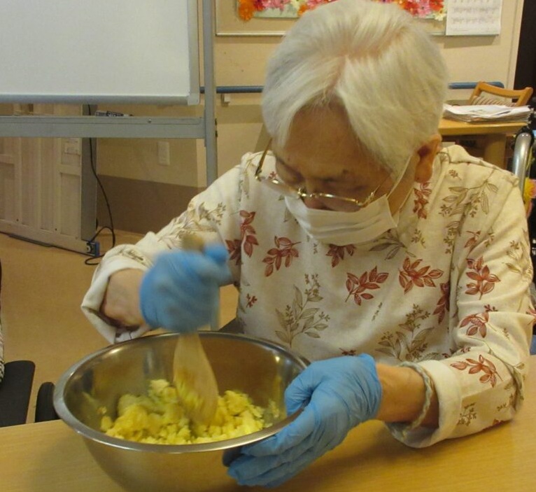 静岡市葵区老人ホーム_リハネクストクラブ活動 「やってみよう会　スイートポテト作り」