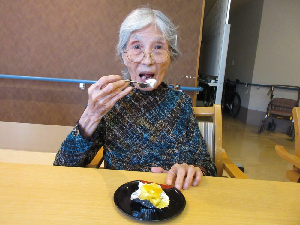 静岡市葵区老人ホーム_リハネクストクラブ活動 「やってみよう会　スイートポテト作り」