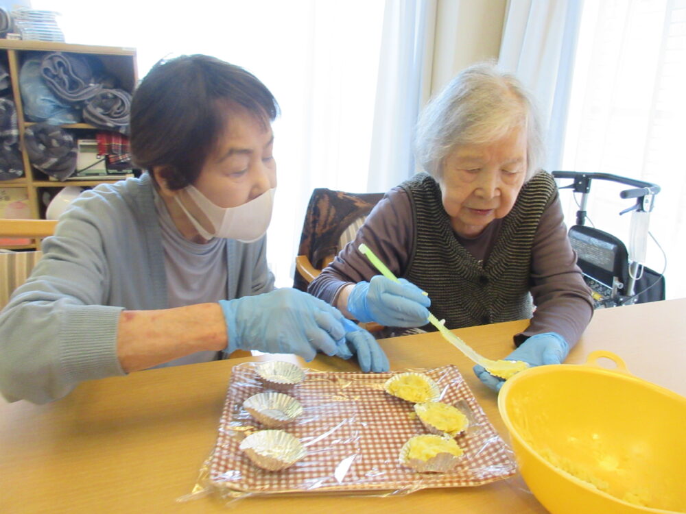 静岡市葵区老人ホーム_リハネクストクラブ活動 「やってみよう会 スイートポテト作り」